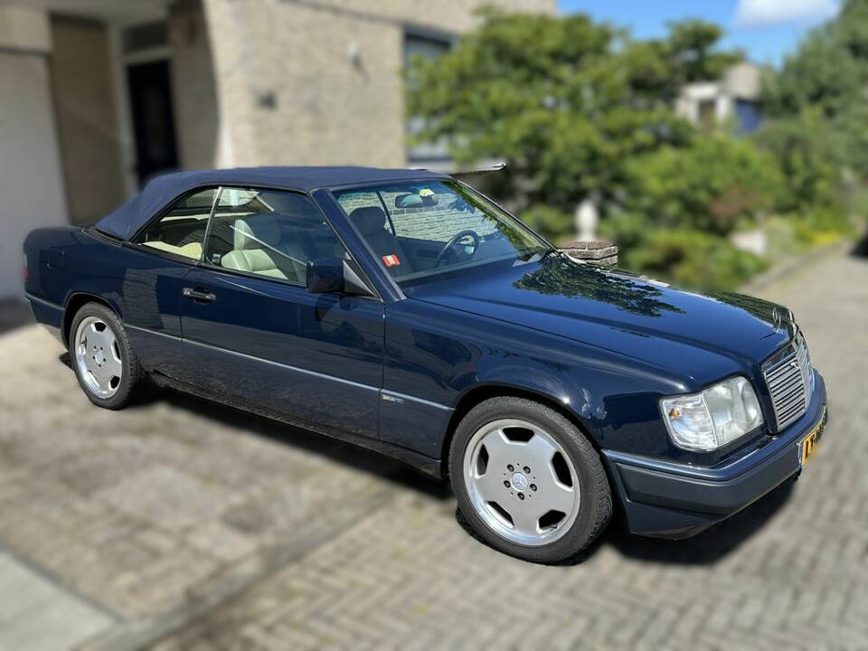 Image 1/8 of Mercedes-Benz 300 CE-24 (1993)