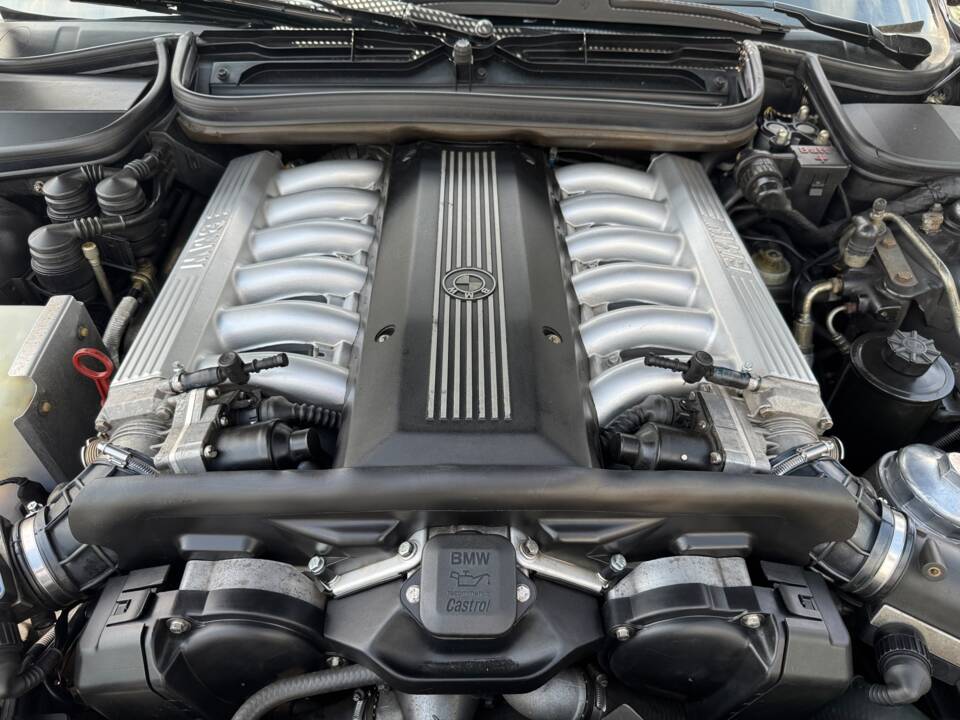 Image 21/37 of BMW 850i (1991)