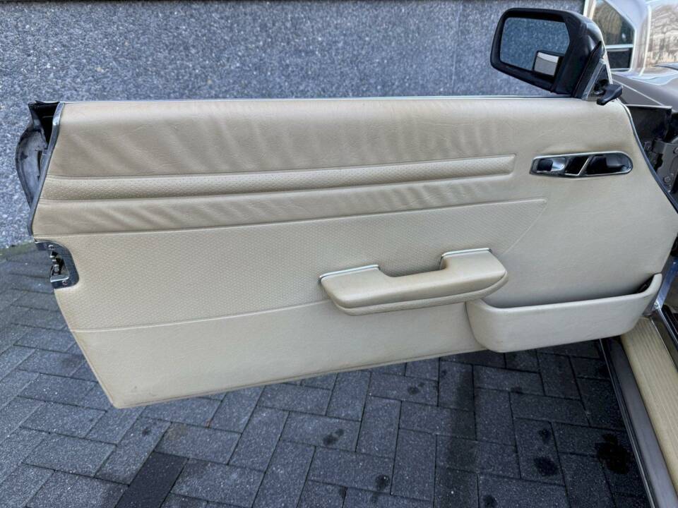Image 12/36 of Mercedes-Benz 560 SL (1988)