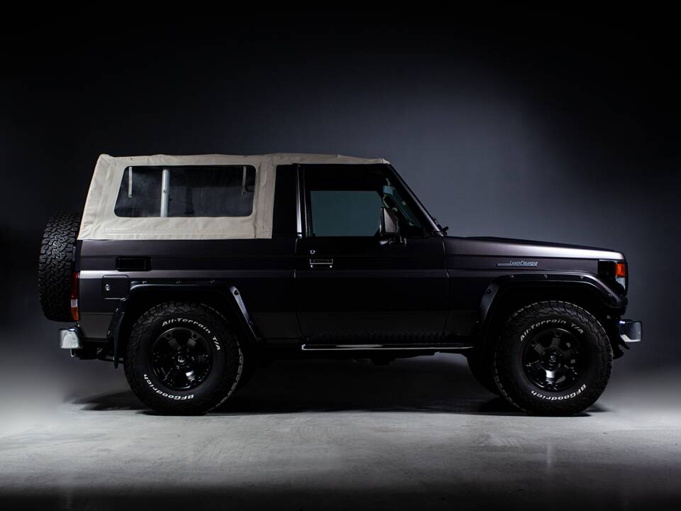 Image 1/42 of Toyota Land Cruiser FJ 62 (1985)