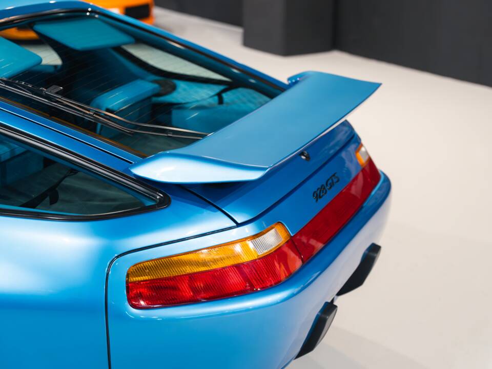 Image 24/33 of Porsche 928 GTS (1992)