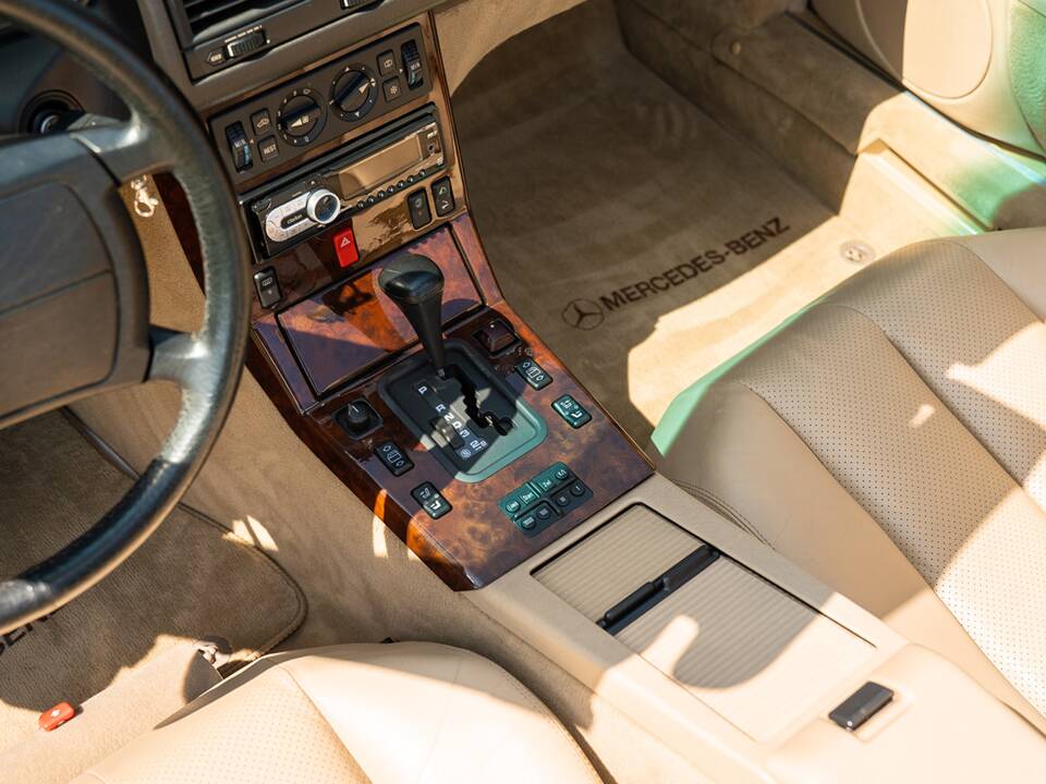 Image 22/44 de Mercedes-Benz 500 SL (1990)