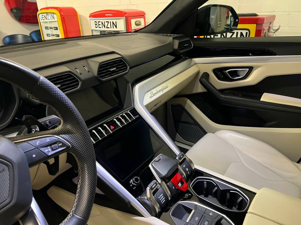 Image 8/18 of Lamborghini Urus (2019)