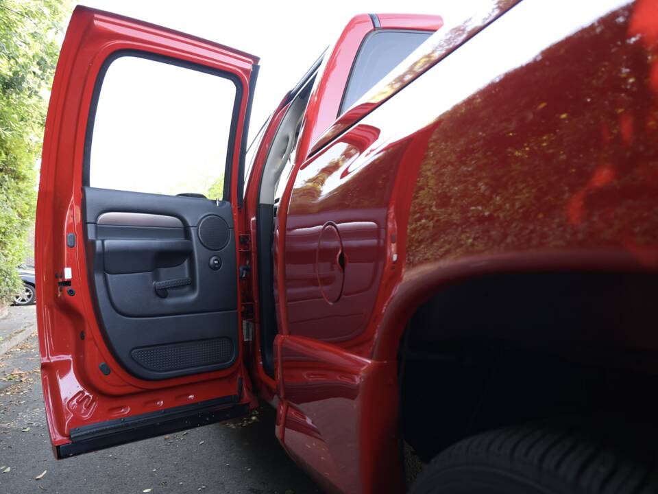 Image 55/82 of Dodge Ram SRT 10 (2005)