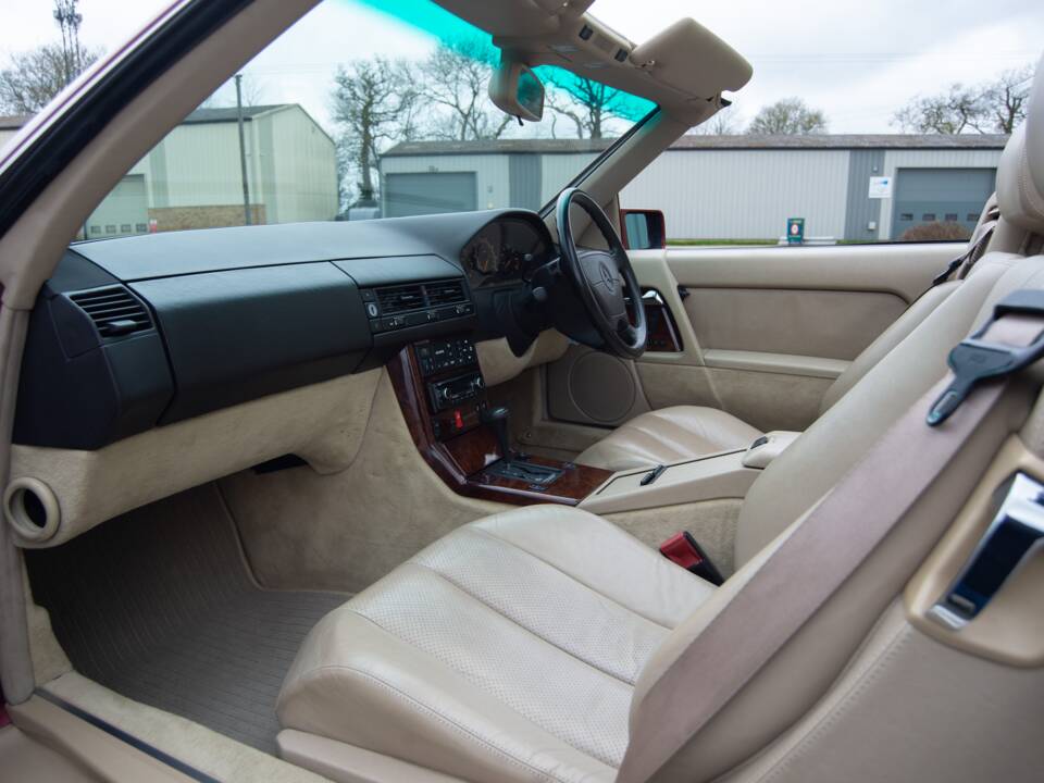 Image 18/28 of Mercedes-Benz 500 SL (1992)