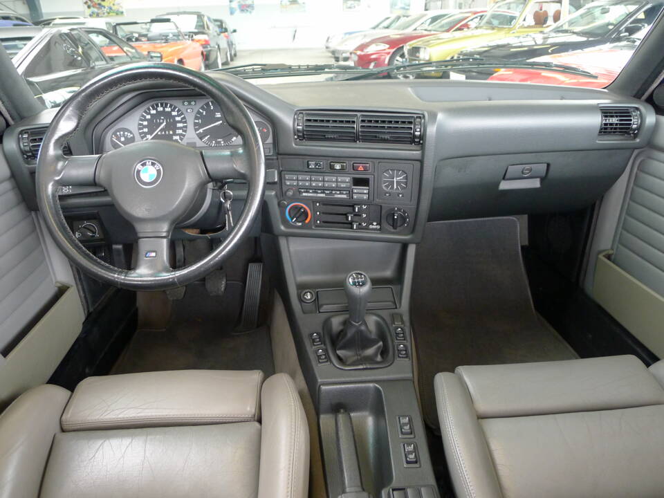 Image 32/37 of BMW 325i (1991)