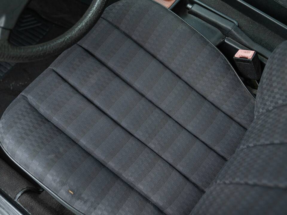 Image 22/50 of Mercedes-Benz 190 E 1.8 (1991)