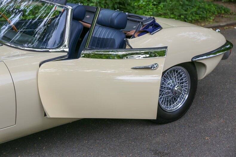 Image 19/50 de Jaguar E-Type (1969)