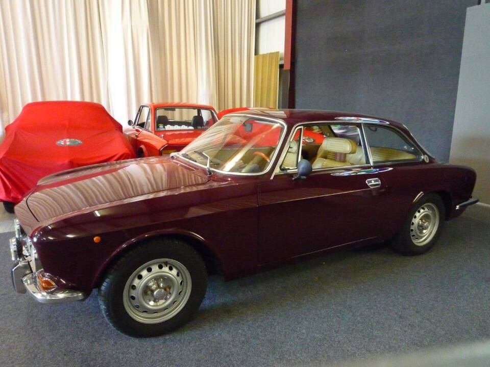Image 1/12 of Alfa Romeo 2000 GT Veloce (1972)