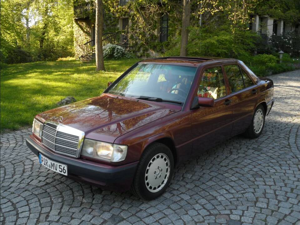 Image 9/137 of Mercedes-Benz 190 E 1.8 Avantgarde &quot;Rosso&quot; (1992)