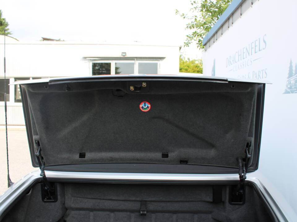 Image 46/50 of Mercedes-Benz SL 320 (2001)