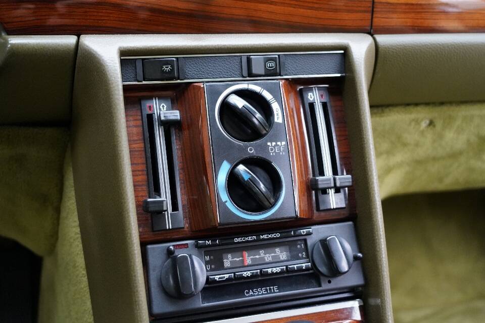 Image 13/19 of Mercedes-Benz 350 SE (1977)