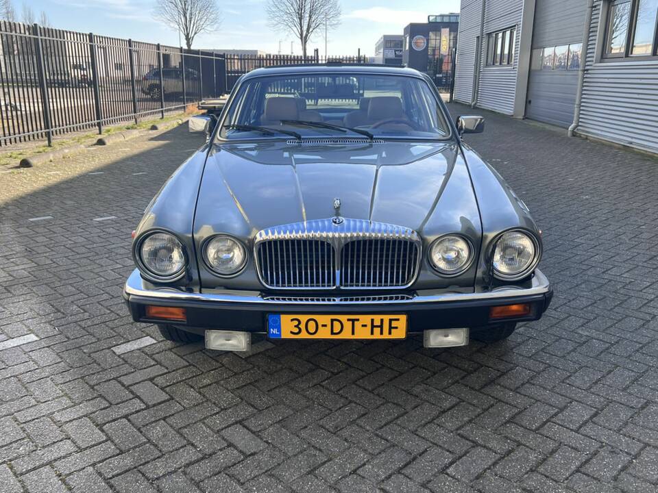 Afbeelding 4/8 van Daimler Double Six (1988)