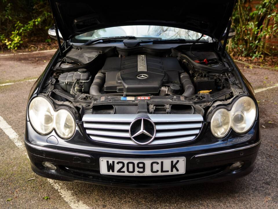 Image 46/49 of Mercedes-Benz CLK 500 (2004)