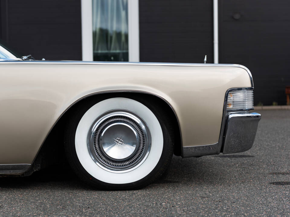 Immagine 77/135 di Lincoln Continental Convertible (1965)