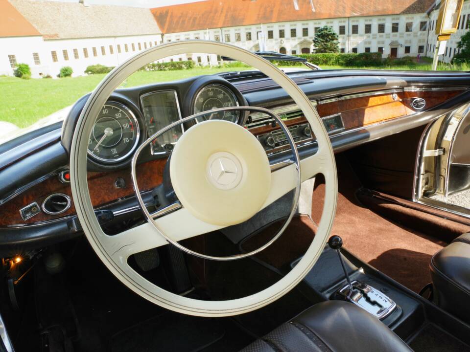 Image 37/73 de Mercedes-Benz 280 SE (1969)