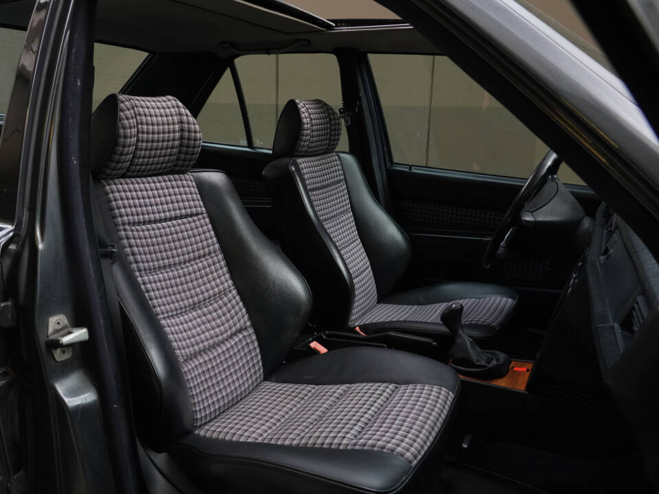Image 35/83 of Mercedes-Benz 190 E 2.3-16 (1984)