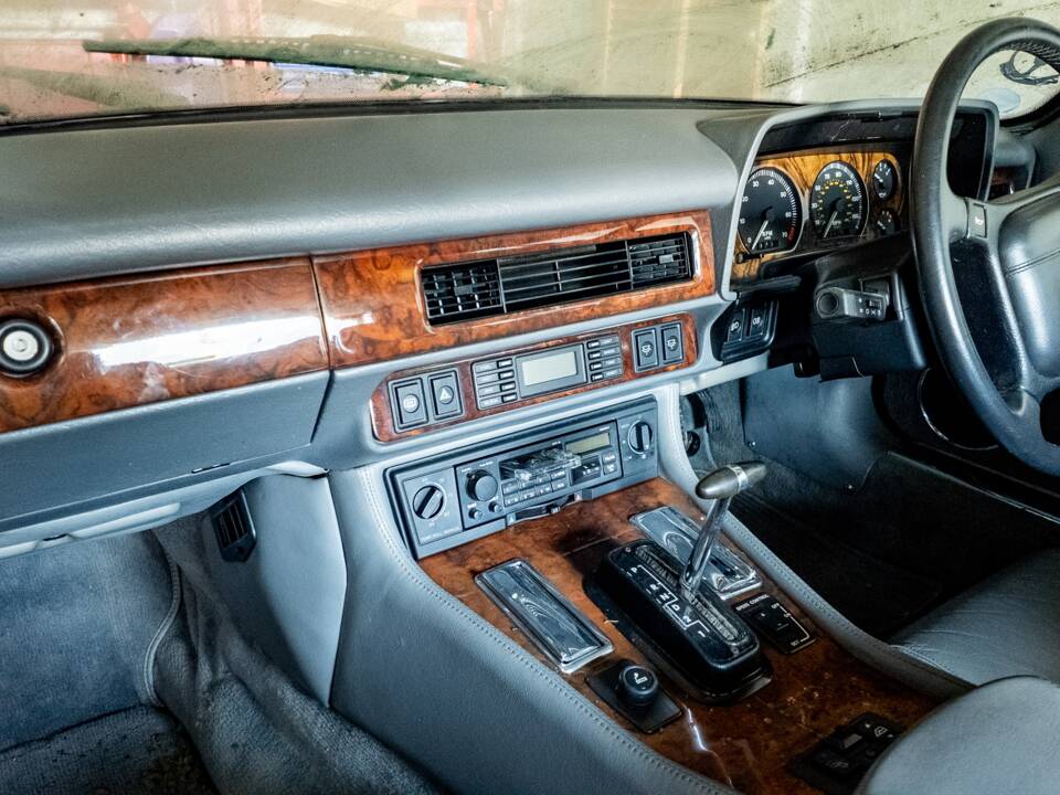 Image 21/34 of Jaguar XJS 5.3 V12 (1992)