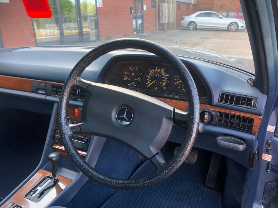Image 11/13 of Mercedes-Benz 300 SE (1988)