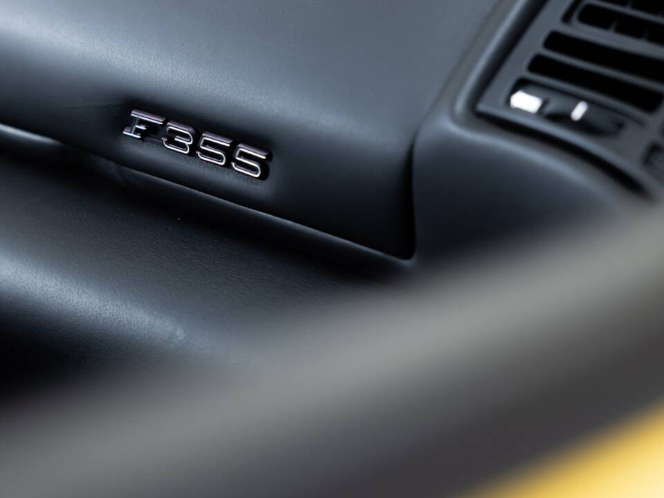 Image 19/36 de Ferrari F 355 Berlinetta (1995)