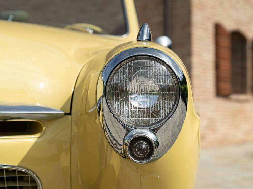 Image 32/50 of Studebaker Champion Regal DeLuxe Convertible (1950)