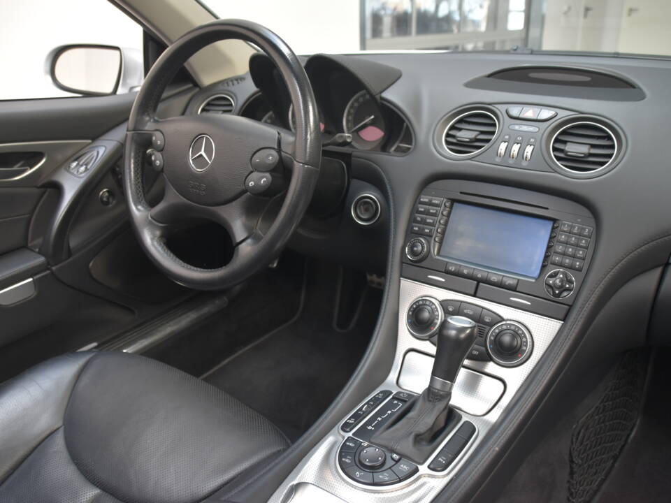 Image 23/30 of Mercedes-Benz SL 500 (2006)