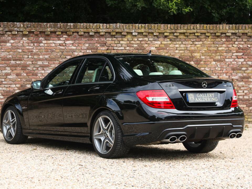 Image 2/50 of Mercedes-Benz C 63 AMG (2012)