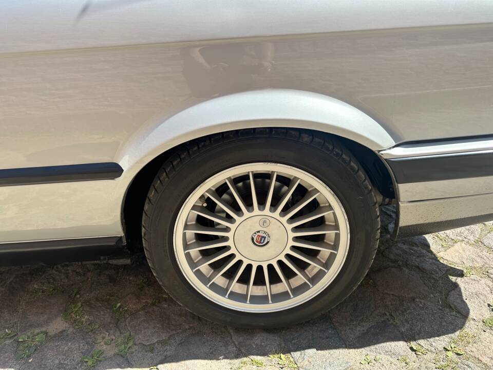 Image 28/29 of BMW 318i (1991)
