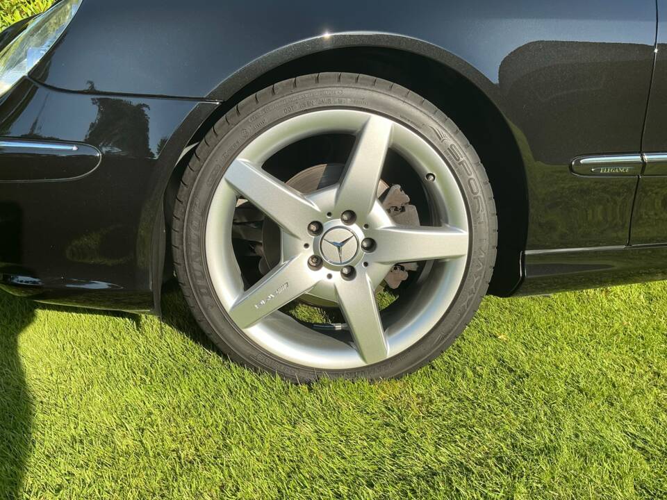 Immagine 17/41 di Mercedes-Benz CLK 320 (2003)