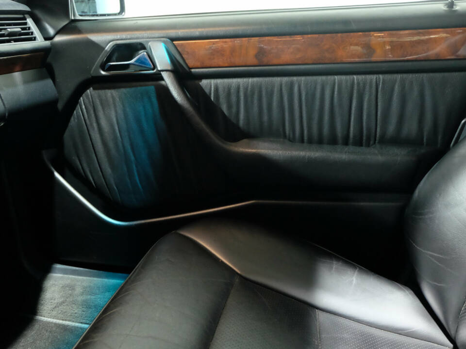 Image 18/40 of Mercedes-Benz 250 TD (1990)