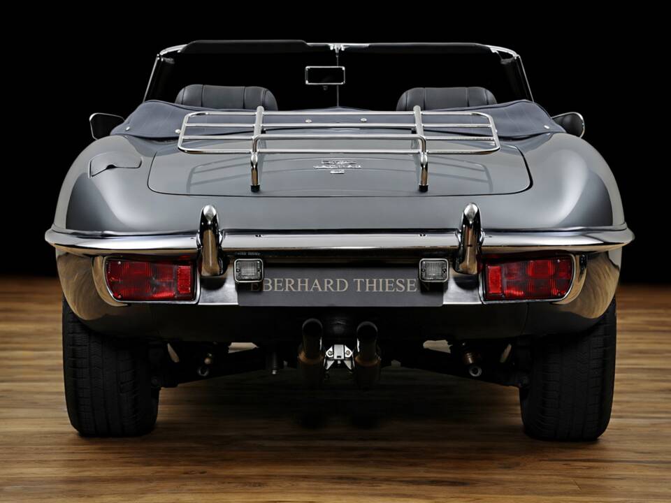 Image 6/17 de Jaguar E-Type (1970)