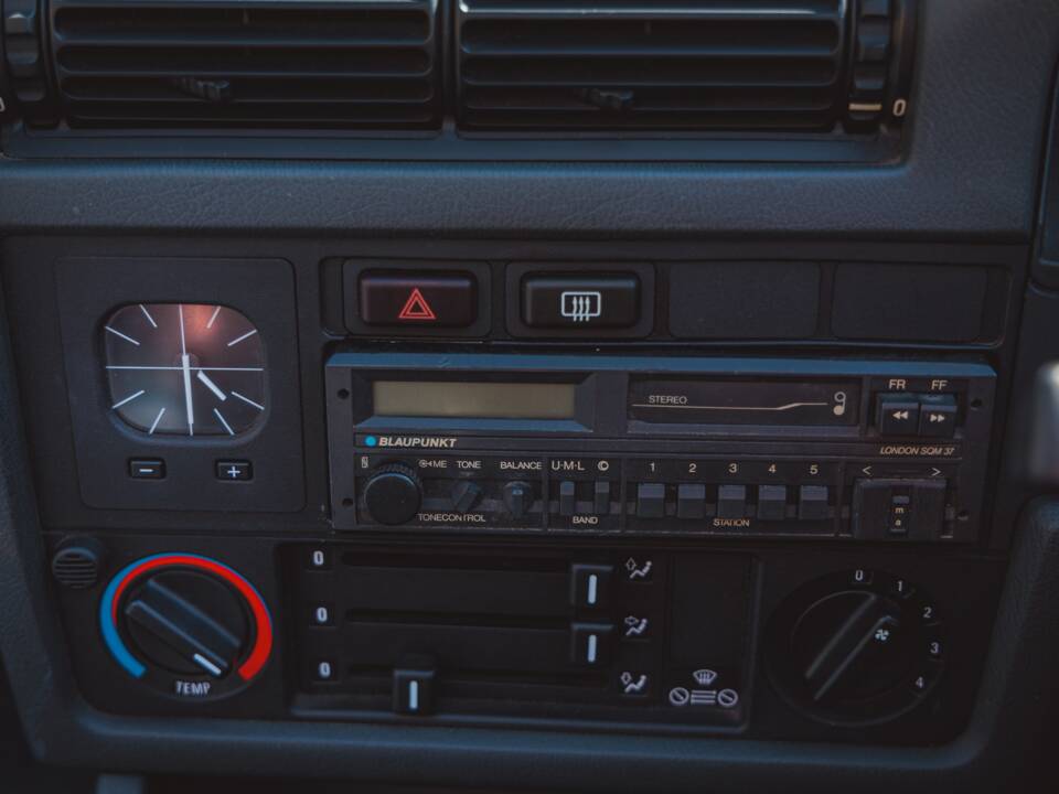 Bild 28/36 von BMW 318i (1991)