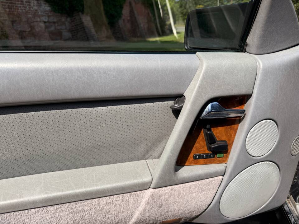Immagine 12/29 di Mercedes-Benz 500 SL (1992)