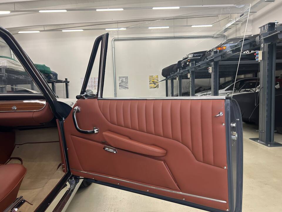 Image 18/37 of BMW 3200 CS (1964)