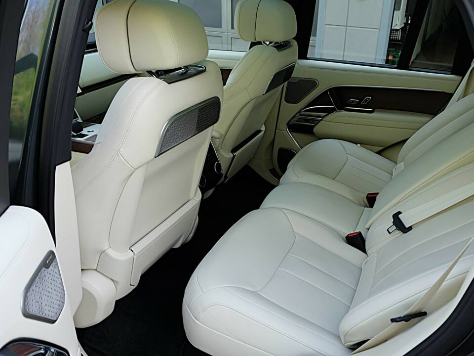 Image 36/61 of Land Rover Range Rover D350 (2025)