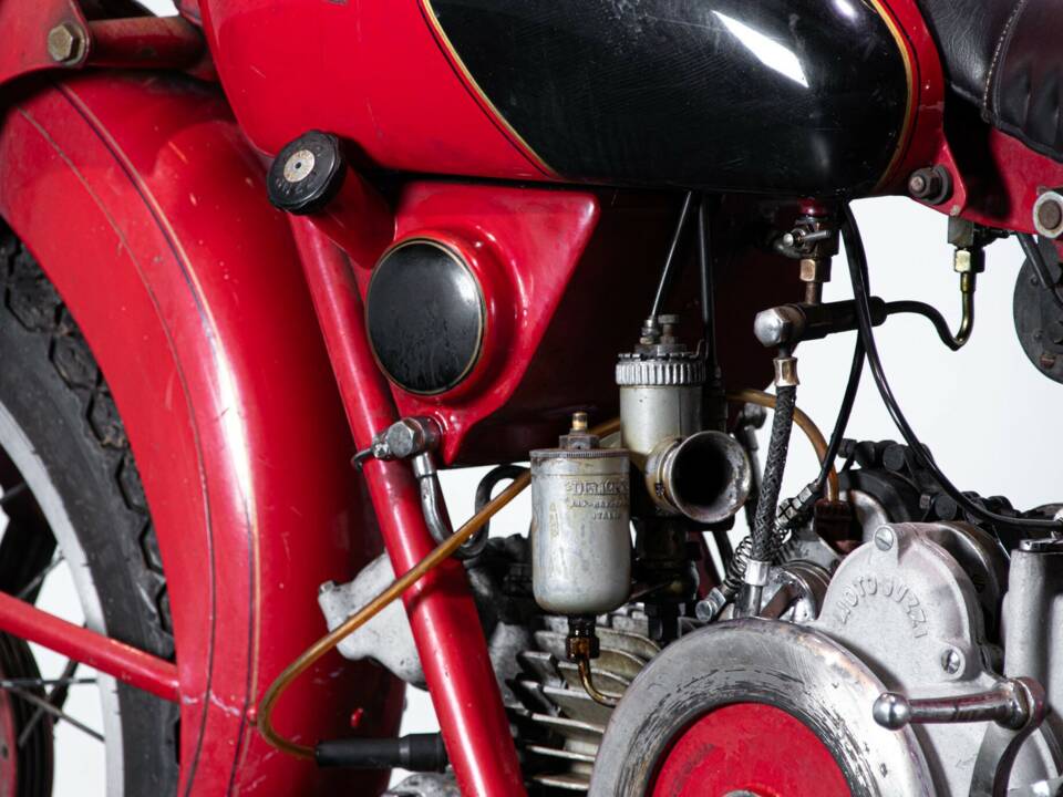 Image 31/50 de Moto Guzzi 250 SS (1950)