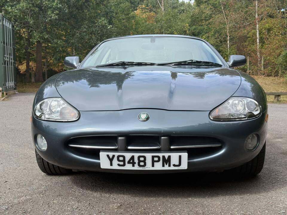 Image 8/23 of Jaguar XK8 4.0 (2001)