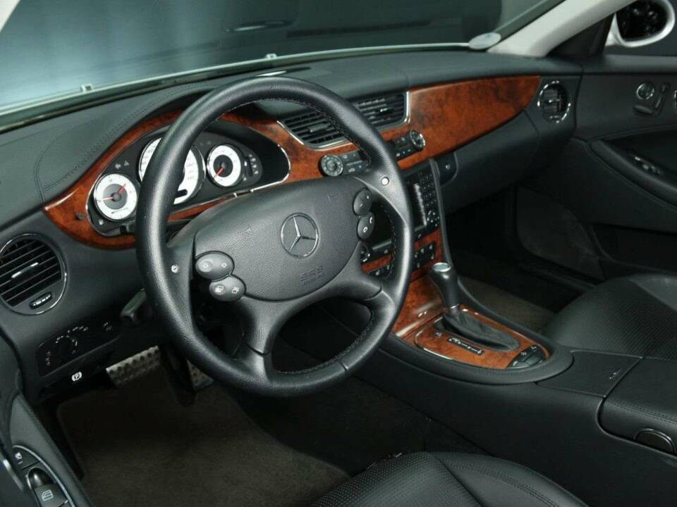 Image 12/30 de Mercedes-Benz CLS 55 AMG (2005)