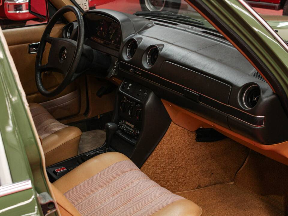 Bild 30/54 von Mercedes-Benz 250 T (1979)