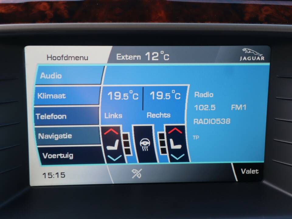 Image 19/50 of Jaguar XKR (2010)