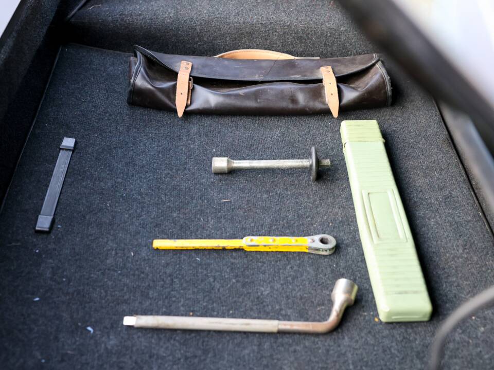 Image 32/32 of Ferrari 400 GT (1977)