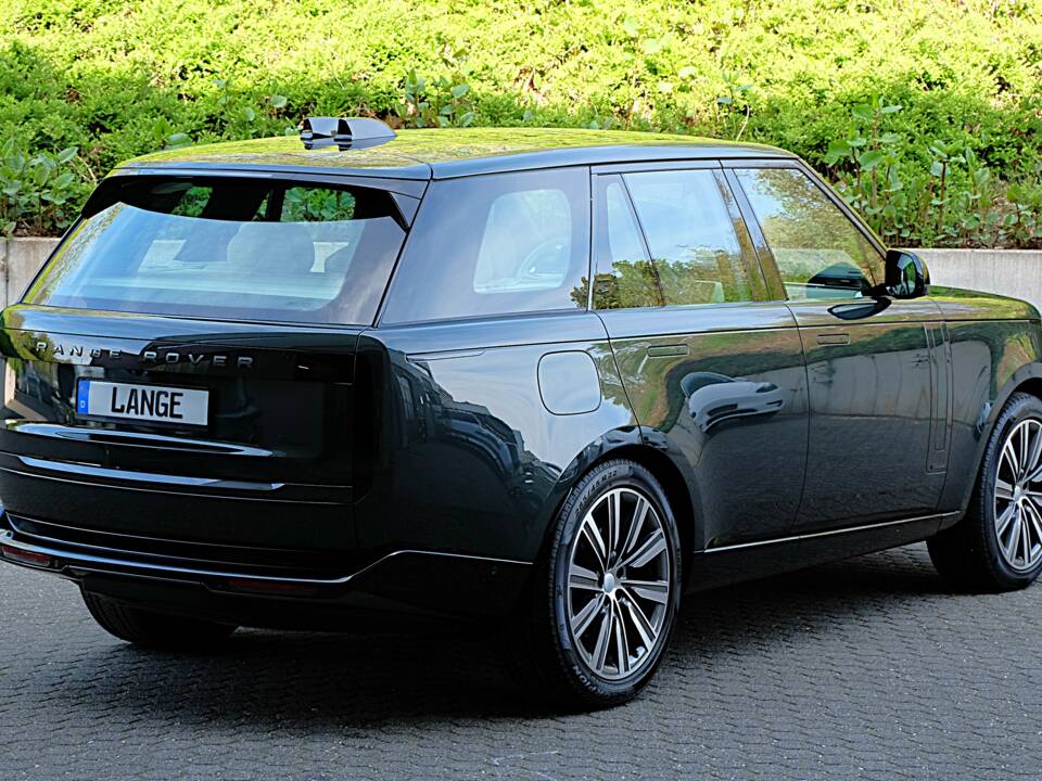 Image 4/61 of Land Rover Range Rover D350 (2025)