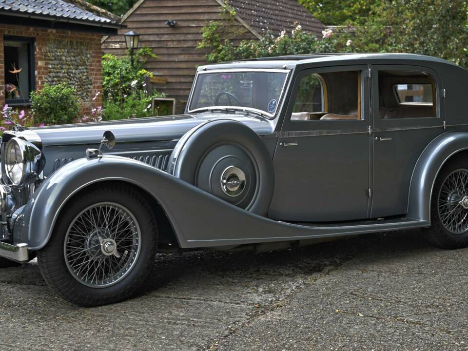 Image 6/50 of Alvis 4.3 Liter Saloon (1940)
