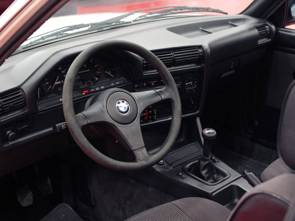 Image 13/38 of BMW 325i (1986)