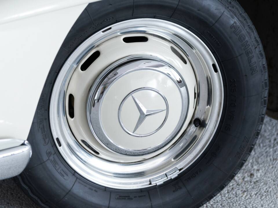 Image 24/50 of Mercedes-Benz 300 SL Roadster (1961)