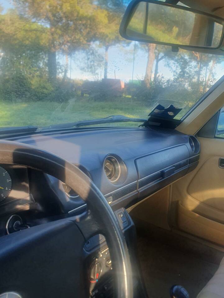 Bild 32/44 von Mercedes-Benz 240 D (1981)