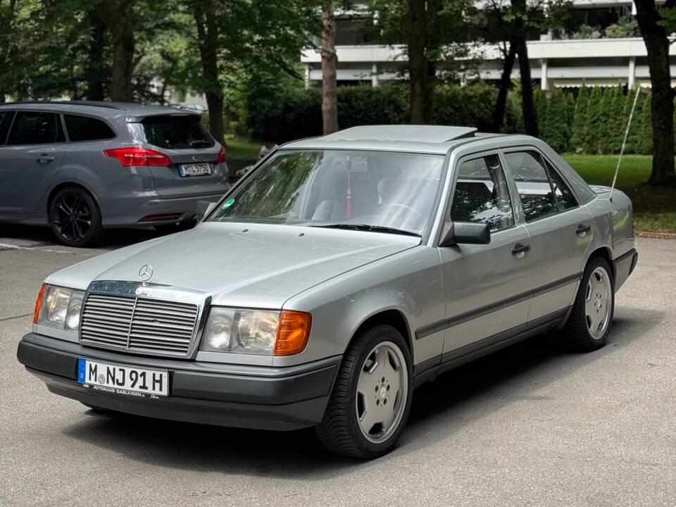 Image 1/32 of Mercedes-Benz 230 E (1987)