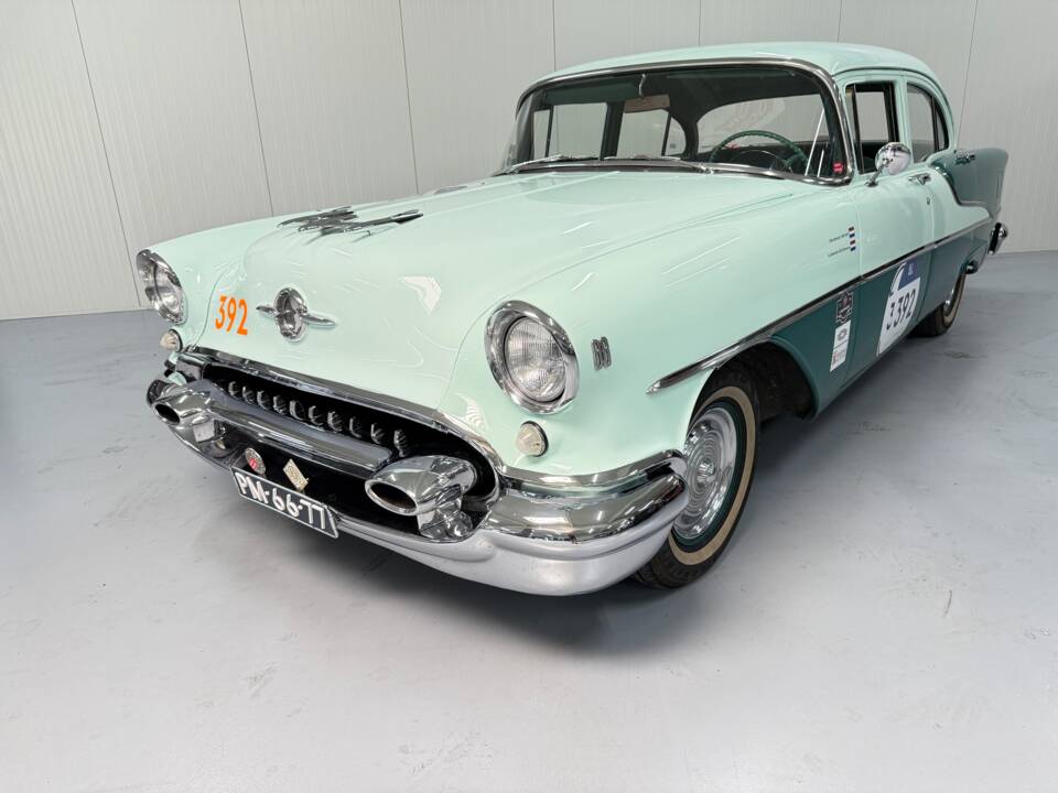 Image 3/15 of Oldsmobile Super 88 (1955)