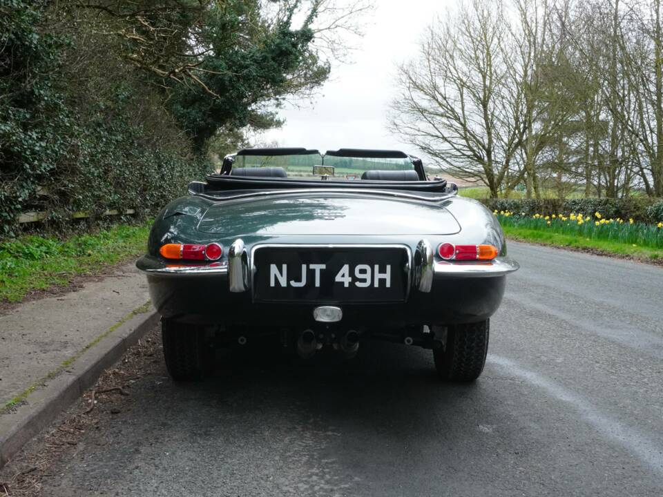 Image 23/25 de Jaguar E-Type (1970)