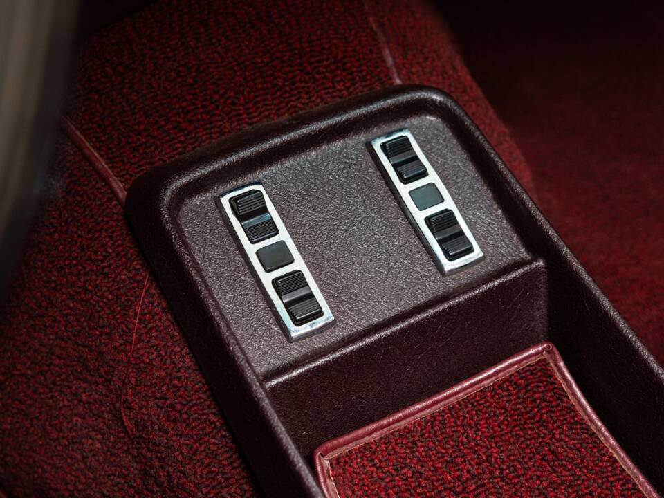 Image 16/27 of Mercedes-Benz 280 SEL 4,5 (1972)